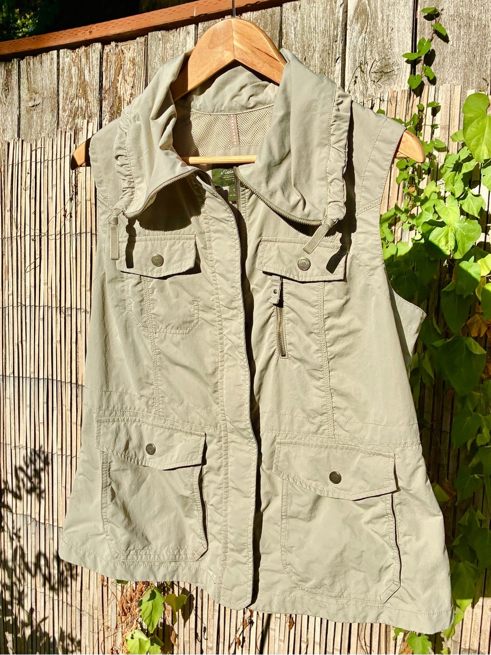 Eddie Bauer Utility Zip Travel Vest w Pockets, Khaki Women’s sz L, EUC